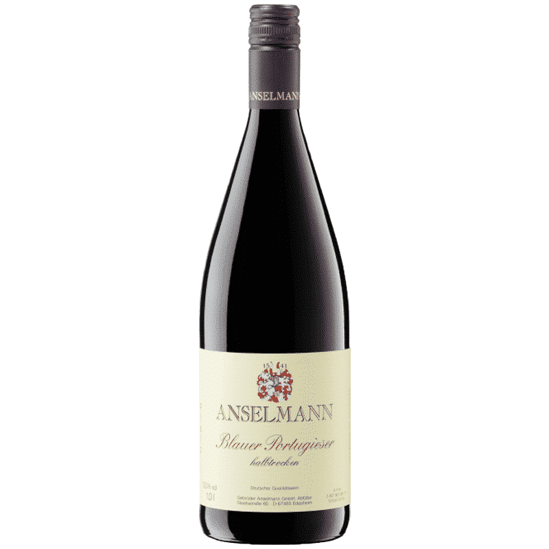 Der Blauer Portugieser Edesheimer Rosengarten ist eine Ode an die sanfte Kraft und Geschmeidigkeit der Rebsorte. Mit seiner samtigen Textur und der feinen Balance zwischen Fülle und Säure bietet dieser Rotwein ein unvergleichlich harmonisches Geschmackserlebnis, das den Gaumen verwöhnt und die Seele streichelt.